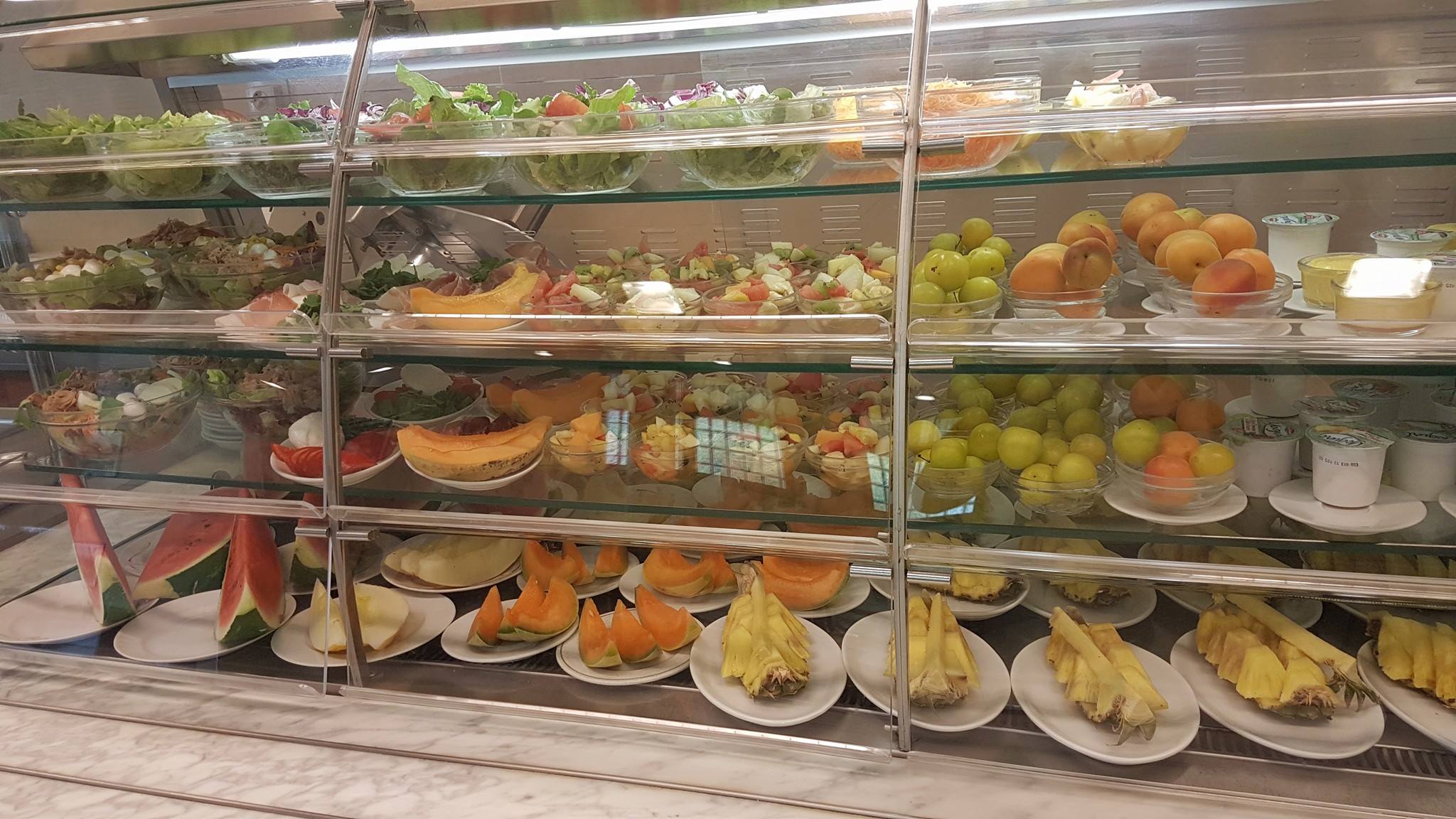 Vetrina con piatti freddi e antipasti