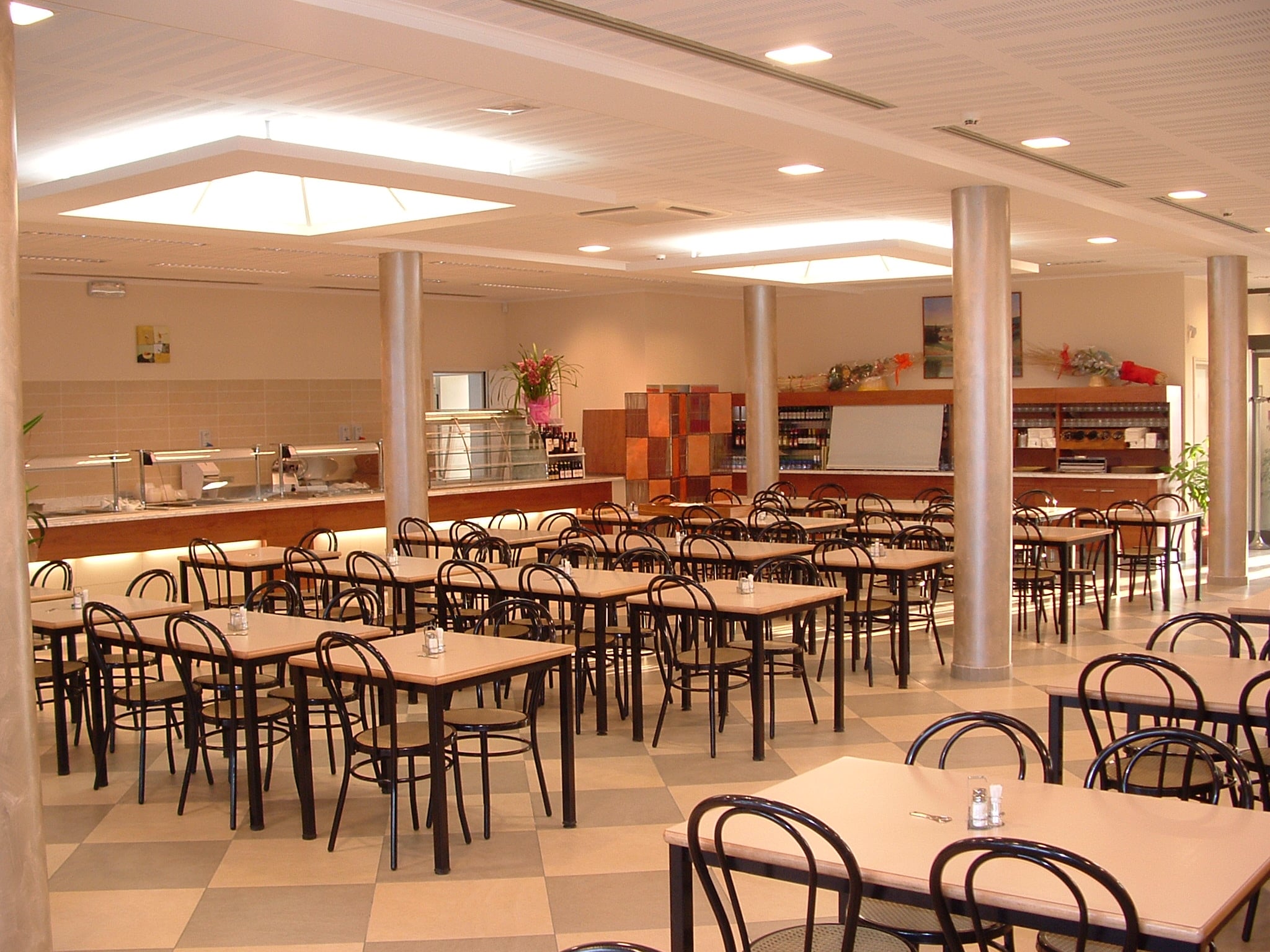 Sala interna con tavoli del Ristorante La Forchetta