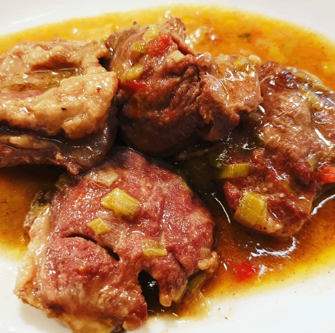 Piatto di ganascino in umido con contorno